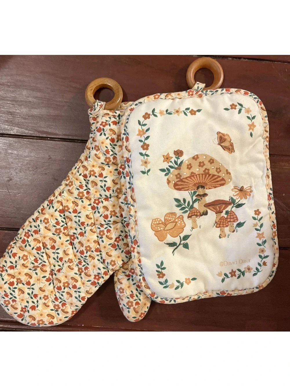 Quilted Oven Mitt and Pot Holder Set - Cream with Tan Mushroom Print